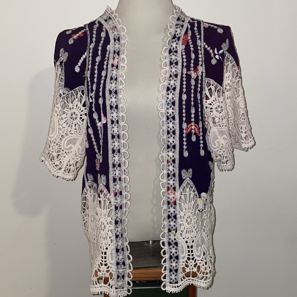 London Kaye Short Sleeve Crocheted Lace & Embroidered‎ w butterfly pattern.